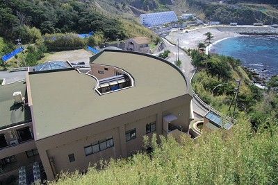 海に面した建物の外観