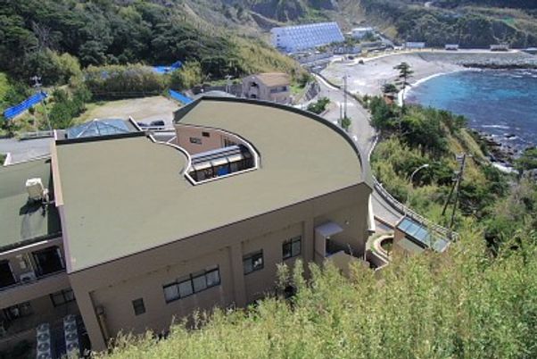 海に面した建物の外観