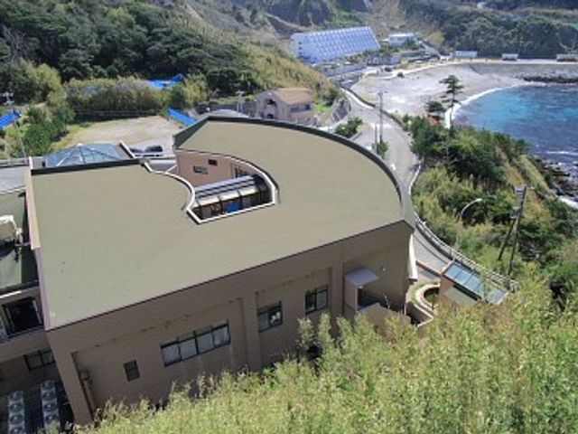 海に面した建物の外観 外観 海岸沿いに立つ施設の外観は、自然を感じられるロケーションです。