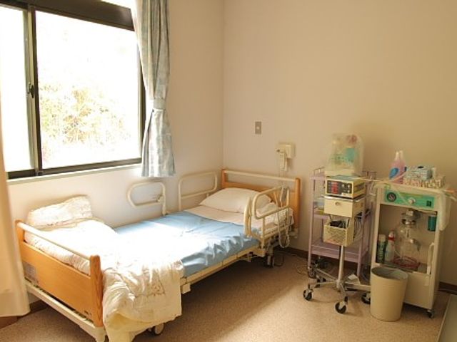 明るい居室 居室 広々とした明るい空間で、自然光がたっぷりと差し込む居室です。快適に過ごせます。
