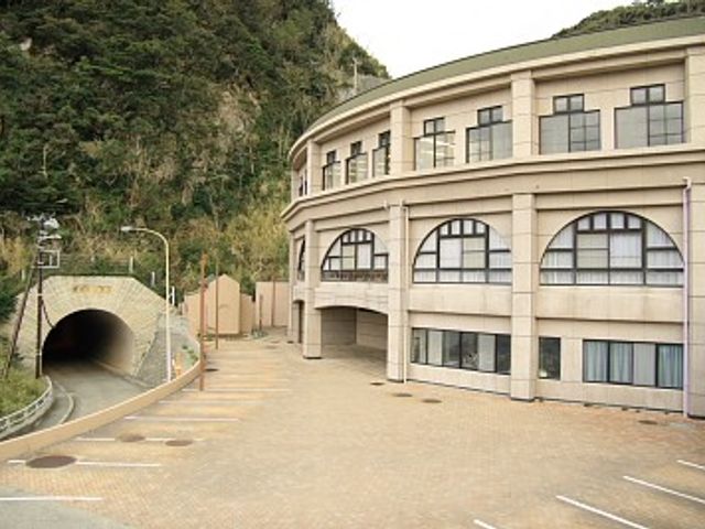 緑に囲まれた外観 外観 周囲の自然が印象的な施設です。静かで落ち着いた環境での勤務が期待できます。