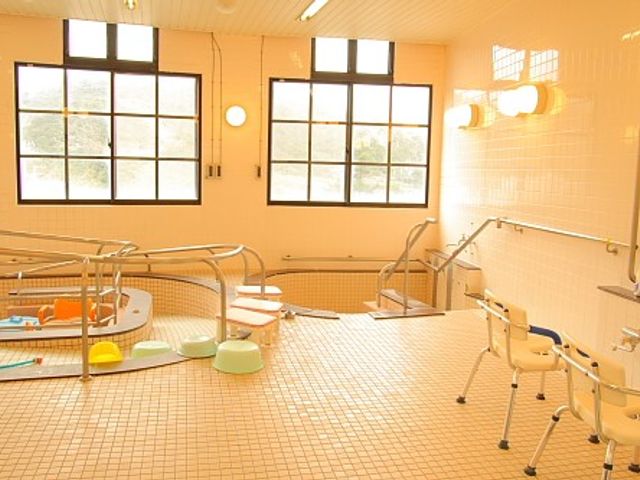 明るい浴室 浴室 自然光がたっぷりと入る明るい浴室です。手すりが設置され、安全性が考慮されています。