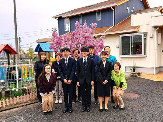 笑顔の職員集合の外観  