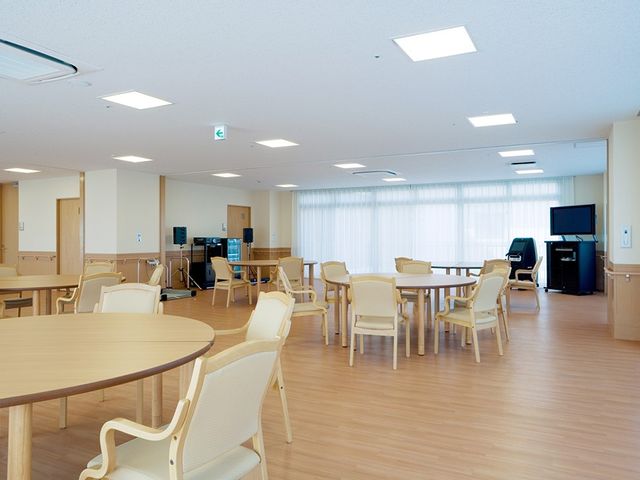 広々とした明るい食堂 食堂 ゆったりとした座席配置で、明るく開放感のある食堂です。様々な時間を楽しめる空間が整っています。