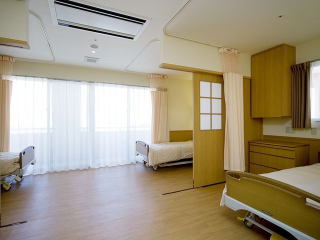 清潔感あふれる居室 居室 ゆとりのある広々とした部屋です。窓からは自然光が入り、明るく開放的な雰囲気を感じられます。