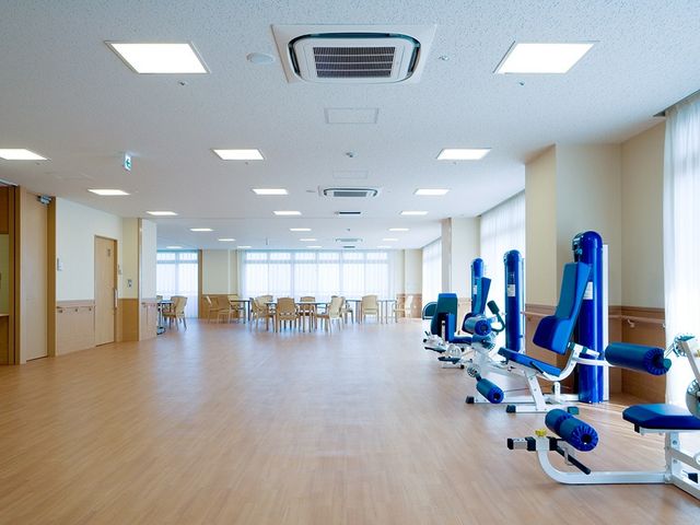 充実した機能訓練室 機能訓練室 広々とした訓練室には、さまざまな器具が整っており、ご入居者の身体能力向上をサポートします。
