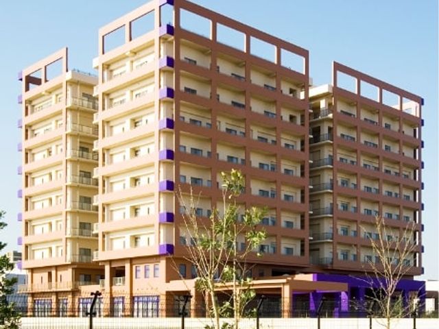 ゆとりある施設外観 外観 開放感溢れる建物外観は、明るい生活空間をお約束します。落ち着いた色合いで、快適な毎日を過ごせることでしょう。