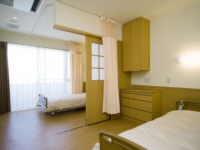 居心地の良い居室 居室 ゆったりとしたベッド、開放感ある大きな窓、整った収納スペースが特徴の部屋です。安心してお過ごしいただける環境を整えています。
