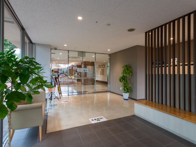 開放的な玄関のエントランス エントランス 明るく広々としたエントランスです。訪れる人を温かく迎えます。