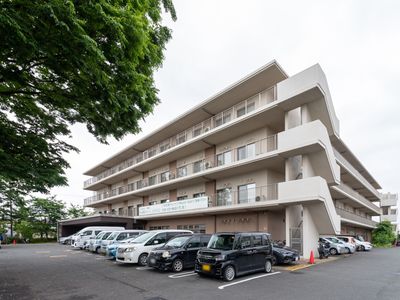 シンプルな外観の建物