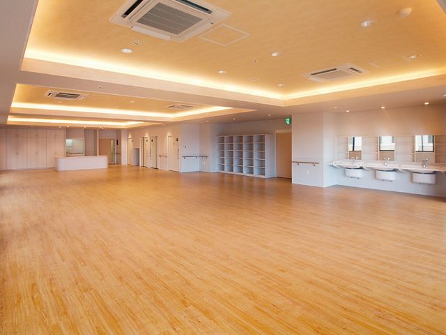 明るい室内空間 多目的室 広々とした明るい多目的室は、さまざまな活動に適しています。自然光が差し込み、快適に過ごせます。