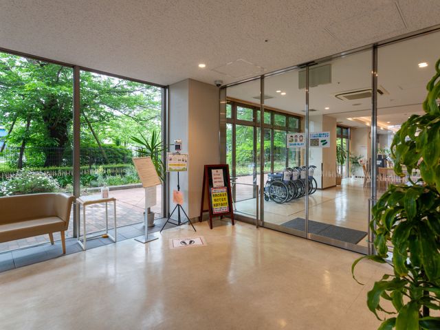 光が差し込むエントランス エントランス 自然光が差し込む明るい空間が広がっています。ガラス扉により、外の景色も楽しめるエントランスです。