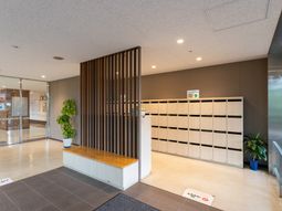 明るく開放的なエントランス