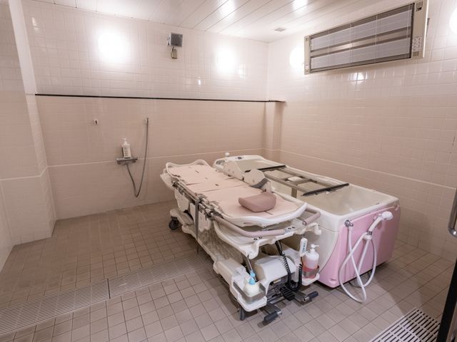 浴室の設備 浴室 広々とした浴室で、介護用の特別な設備が備わっており、快適な入浴をサポートします。