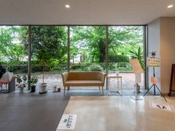 広々としたラウンジ
