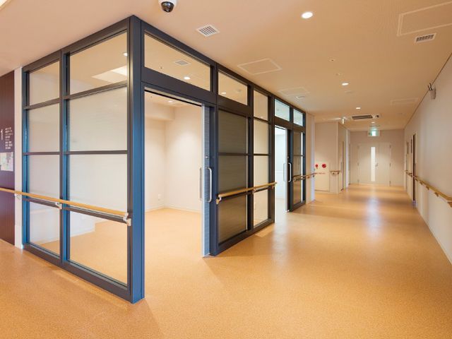 安全で広い廊下 廊下 広々とした廊下は、手すりが設置され安全面に配慮されています。移動が快適にできます。