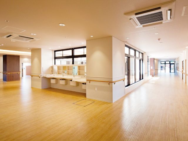 広々とした廊下 廊下 自然光が優しく差し込む、広々とした廊下です。清潔で快適な環境が整っています。