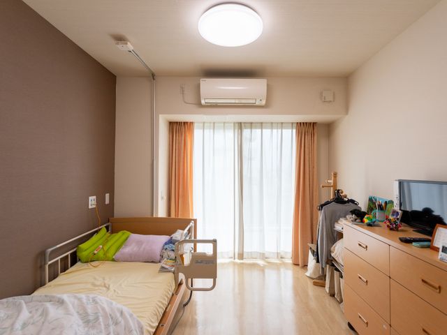 日差しが入る居室 居室 自然光が差し込む明るい空間です。作業しやすい収納家具が配置されています。