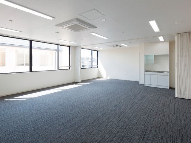 明るい空間の室内 内観 広々とした明るい空間で、自然光がたっぷり入ります。リラックスした雰囲気で仕事ができます。