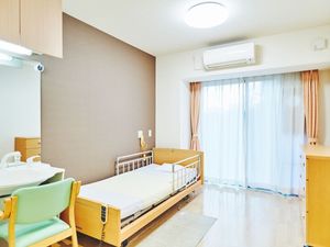明るい居室のベッド  