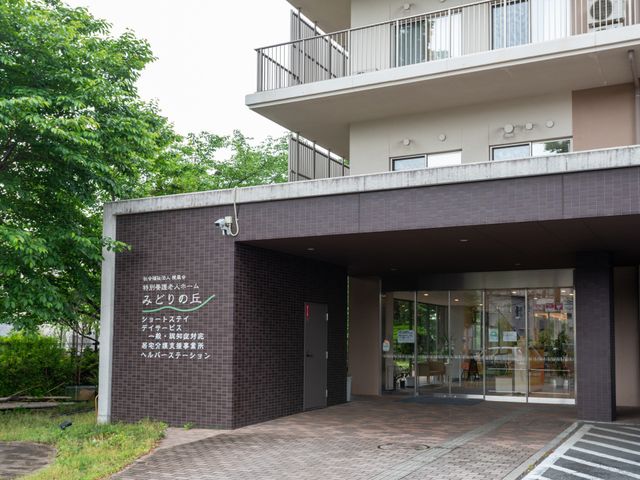 正面の広い入口 エントランス 広々としたエントランスは、訪れる方々を温かく迎えます。明るい雰囲気が印象的です。