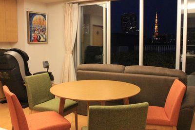 夜景を望むリビングルーム