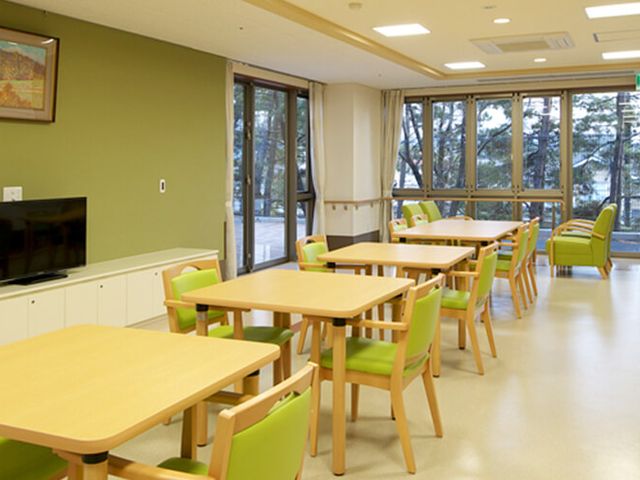 居心地の良い食堂 ダイニングルーム 窓から自然光が差し込むダイニングルームです。温かい雰囲気の中でお食事をお楽しみいただけます。