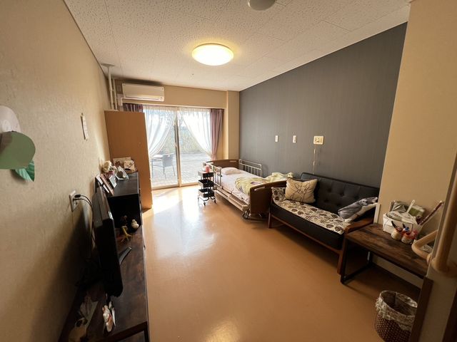 ゆったりした居室 居室 広々とした空間の居室です。個々の趣味や必需品が置かれ、住み慣れた感じが漂っています。