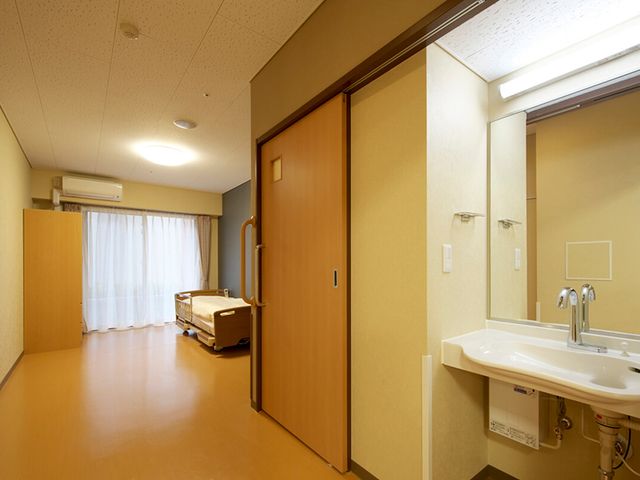 居室の明るい空間 居室 ゆったりとした空間の居室です。窓からの自然光が心地よく、洗面台も備えられています。
