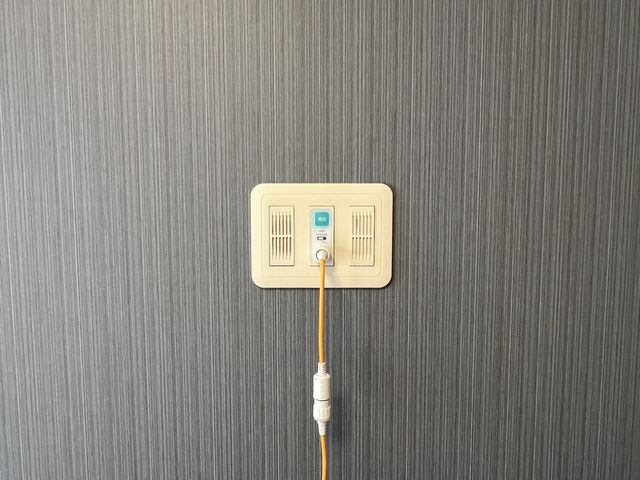機能性を備えたエアコンのリモコン 内観 温度調整が手軽にできるエアコンのリモコンです。快適な室内環境を保つために役立ちます。