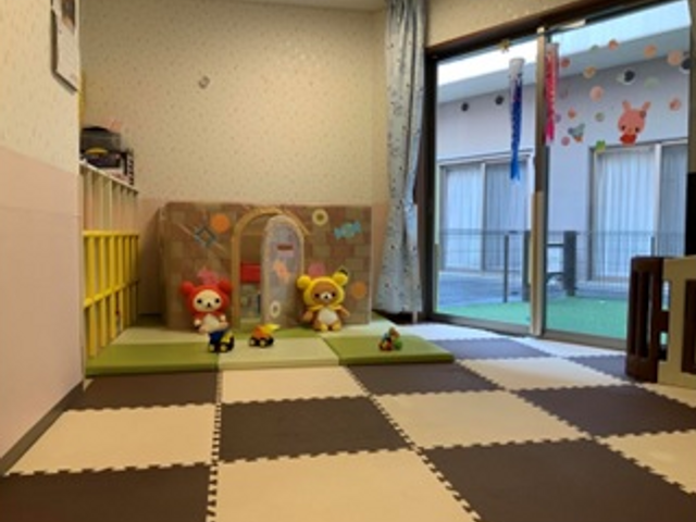 キッズコーナー付きの居室 託児室 明るくて子供好みのデザインのある共有エリアです。小さいお子様の来訪時にも対応可能で、安心して働ける環境です。
