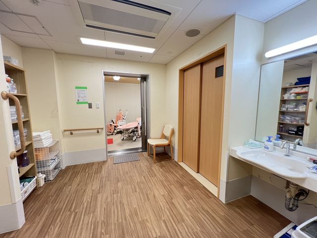 ゆったり廊下と車椅子 廊下 ゆったりとした廊下が確保されており、柔らかな光が差し込む安らぎのひと時をお過ごしいただけます。