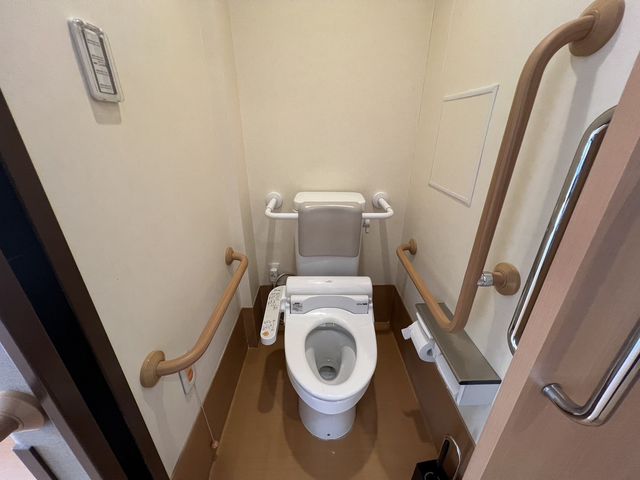 バリアフリートイレ トイレ 手すり付きの清潔なトイレです。安全と利便性を考えた設計で、利用者の自立を支援します。