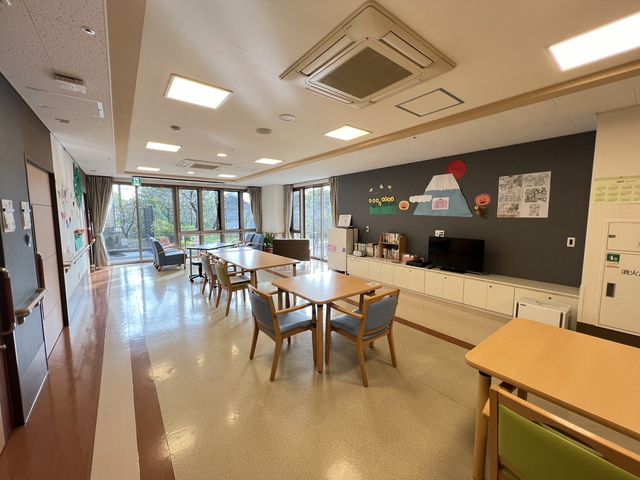 居心地の良いダイニング ダイニングルーム ゆったりとしたダイニングで、窓から自然光が差し込み、明るく開放感のある空間です。各テーブルには椅子が配置され、親しみやすい雰囲気が漂っています。