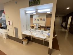 広々とした洗面台と食堂