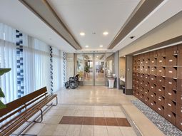 広々とした明るい廊下