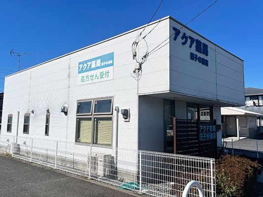 白い建物の外観  