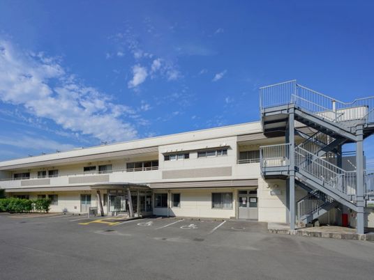 外階段のある建物外観  