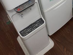 給水機と冷蔵庫のある室内  