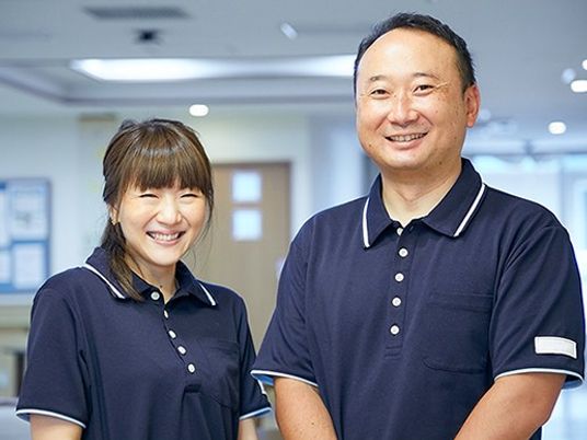 スタッフが並ぶ廊下  