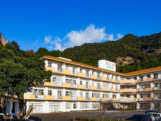 山の麓の施設外観  