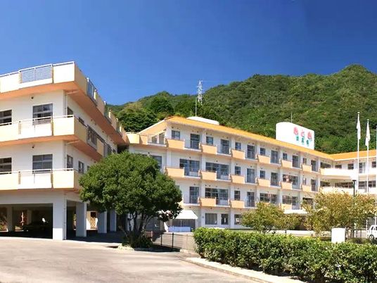 山を背景にした施設外観  