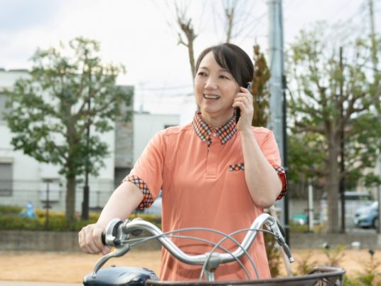 屋外で電話する職員  