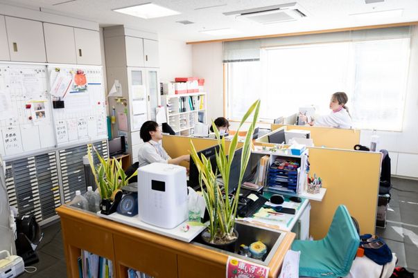 スタッフが働くオフィス
