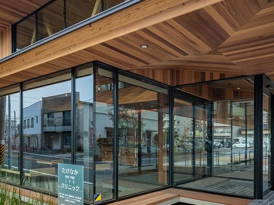 ガラス張りの建物外観  