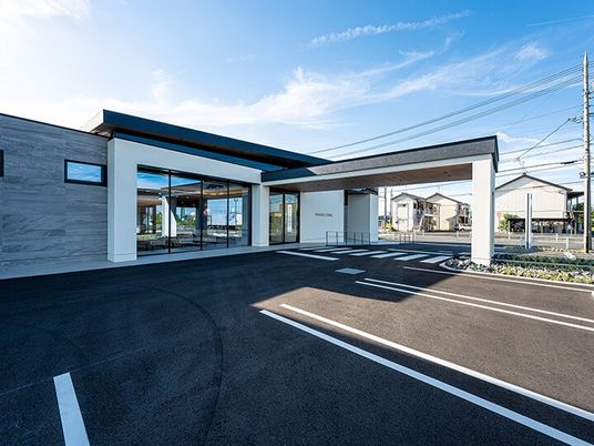 明るい外観のエントランス  