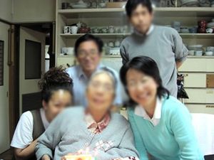 笑顔の人々と温かい部屋
