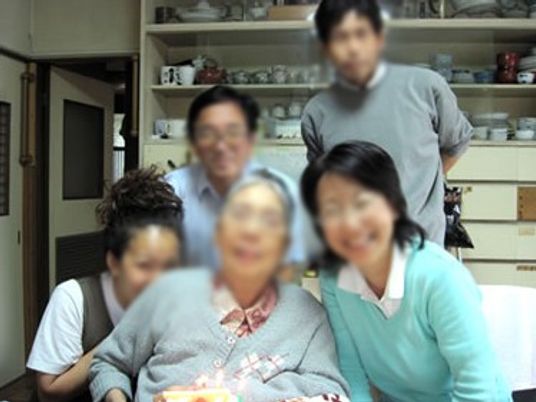 笑顔の人々と温かい部屋