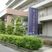 看板と植物がある施設