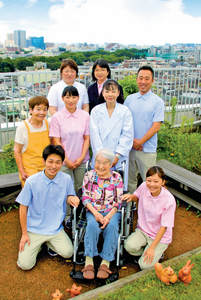 中庭でのスタッフと利用者